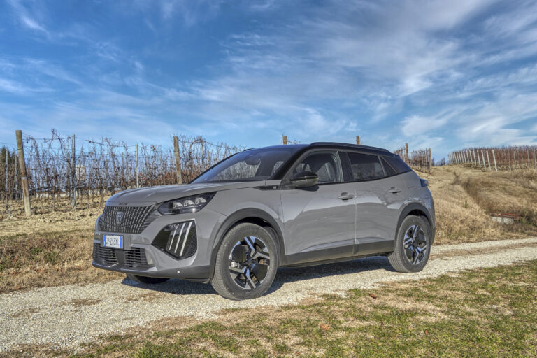 PEUGEOT e-2008 a noleggio a lungo termine